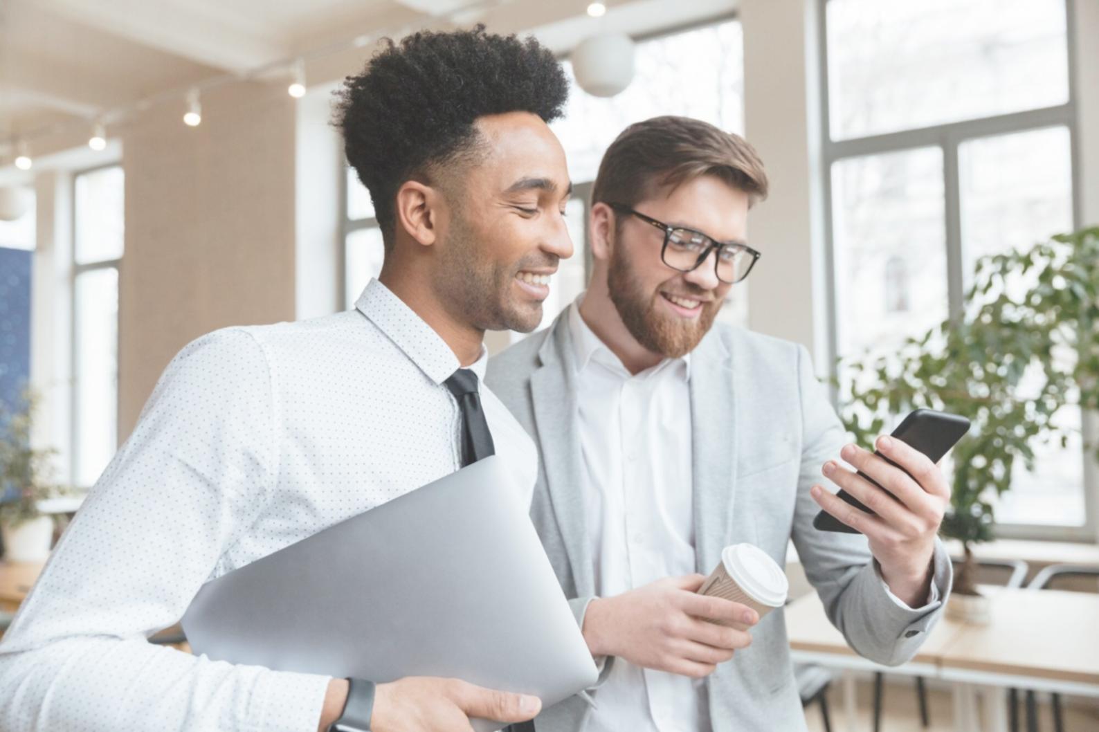 Consultor analizando documentos financieros en oficina profesional